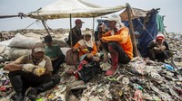 Panas dan hujan bukanlah rintangan utama, Rungkat (50) mengatakan para pemulung hanya takut jika saat ada petir. Di bantargebang ia memboyong 5 anak dan istrinya untuk mencari rezeki.