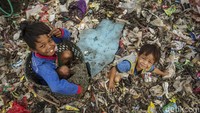Bukan hanya orang dewasa dan lansia, ironisnya anak-anak juga turut menemani orang tuanya untuk mencari harta karun di tumpukan sampah. Meski dengan risiko kesehatan dan kecelakaan yang tinggi, para pemulung itu justru mengaku sudah kebal dan jarang terkena penyakit meski virus corona sedang melanda negeri ini.