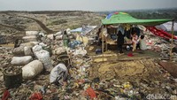 Hamparan luas di puncak gunung sampah ini memiliki 5 zona, empat diantaranya diketahui hampir mencapai kapasitas maksimal. Kiriman sampah yang mencapai 7000 ton perhari membuat gunung sampah di sini terancam penuh bahkan diprediksi pada tahun ini.