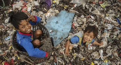 Mencari Harta Karun di Gunungan Sampah Bantargebang