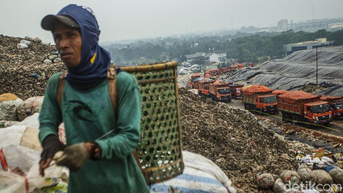Pencari Harta Karun di Gunungan Sampah Bantargebang Ribuan pemulung menggantungkan hidupnya di Tempat Pembuangan Sampah Terpadu (TPST) Bantargebang
dengan mengais sisa-sisa sampah warga Ibu Kota. Mereka mencari harta karun, dengan segala risikonya demi menyambung hidup.