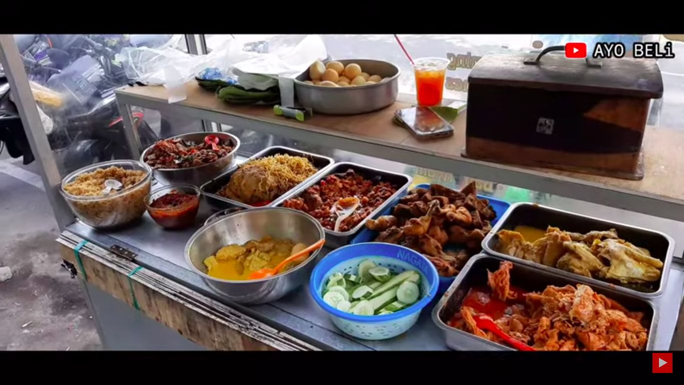 Salut! Kisah Wanita Cantik Tak Gengsi Bantu Ibu Jualan Nasi Kuning