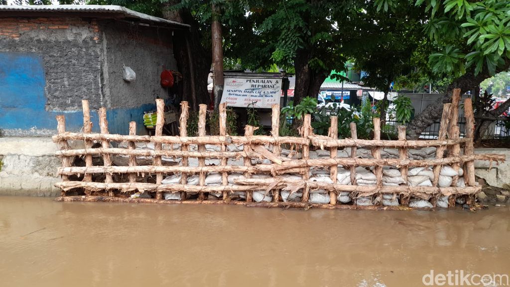 Perbaikan tanggul di dekat pertigaan Hek Kramat Jati, Jakarta Timur, 29 Oktober 2021. (Marteen Ronaldo Pakpahan/detikcom)