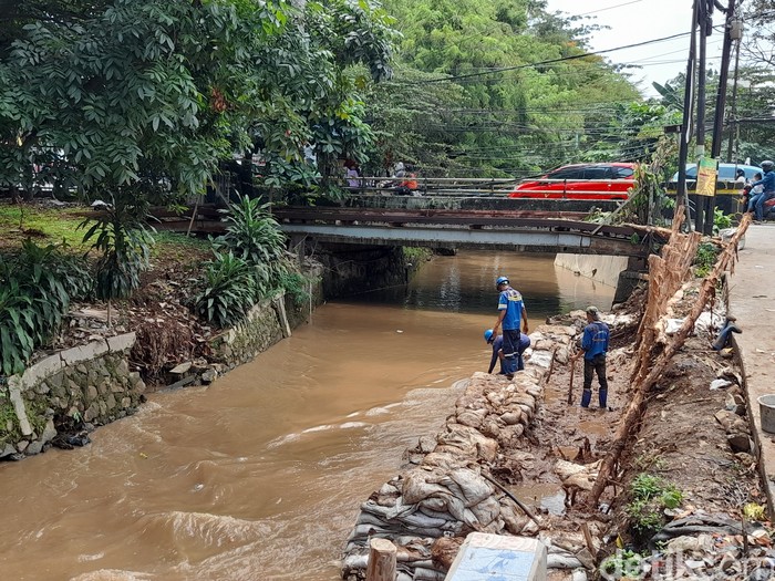 Perbaikan tanggul di dekat pertigaan Hek Kramat Jati, Jakarta Timur, 29 Oktober 2021. (Marteen Ronaldo Pakpahan/detikcom)