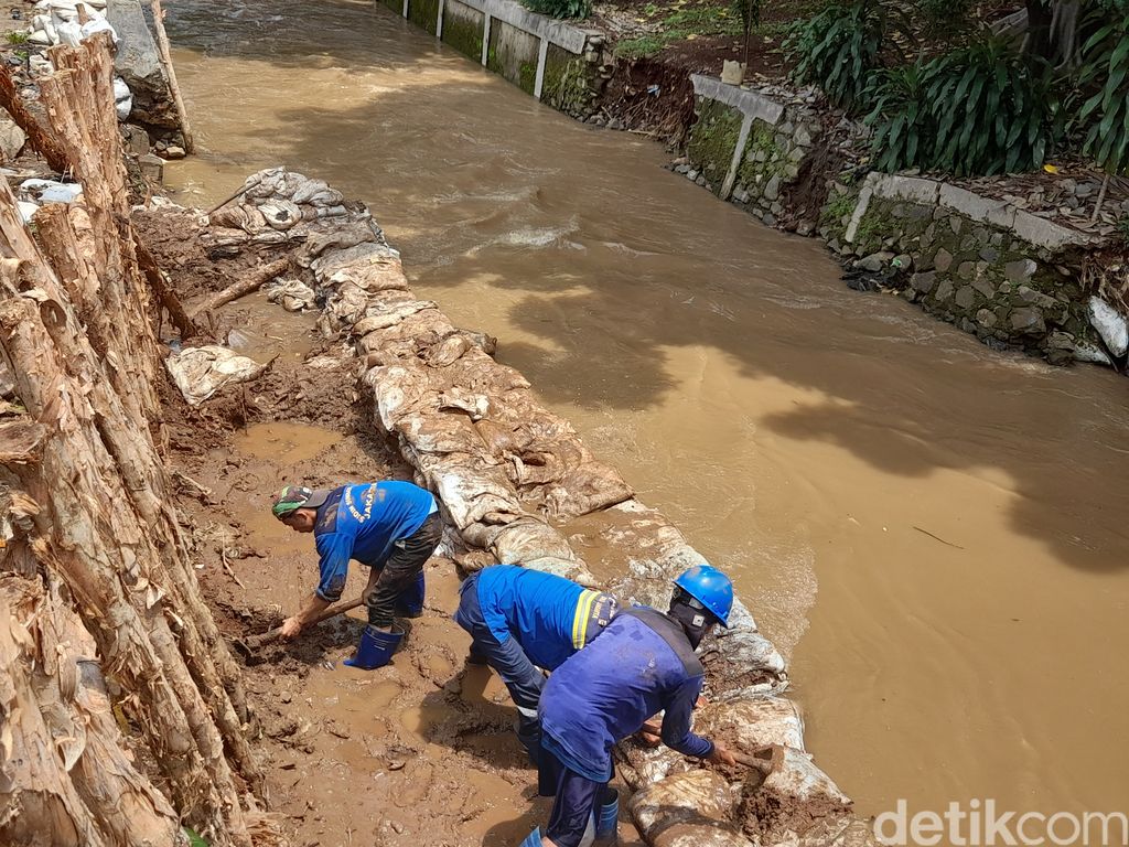 Perbaikan tanggul di dekat pertigaan Hek Kramat Jati, Jakarta Timur, 29 Oktober 2021. (Marteen Ronaldo Pakpahan/detikcom)