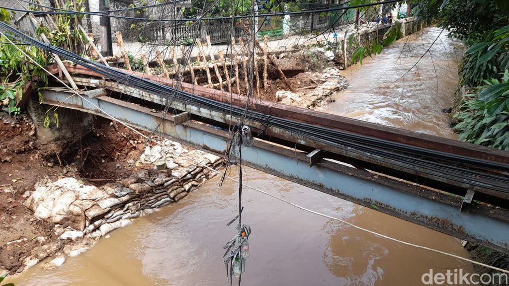 Perbaikan tanggul di dekat pertigaan Hek Kramat Jati, Jakarta Timur, 29 Oktober 2021. (Marteen Ronaldo Pakpahan/detikcom)
