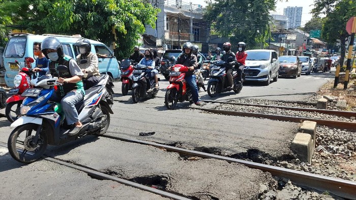 Perlintasan sebidang kereta api di Jl Percetakan Negara, Senen, Jakarta Pusat, rusak.