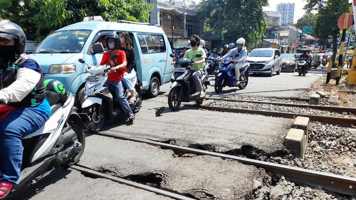 Perlintasan sebidang kereta api di Jl Percetakan Negara, Senen, Jakarta Pusat, rusak.