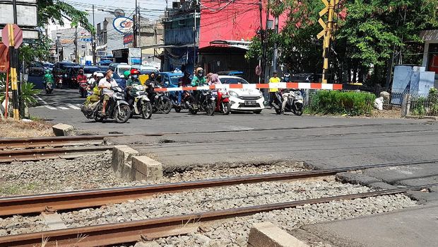 Perlintasan sebidang kereta api di Jl Percetakan Negara, Senen, Jakarta Pusat, rusak.