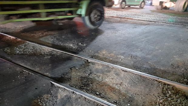 Perlintasan sebidang kereta di dekat Stasiun Grogol rusak