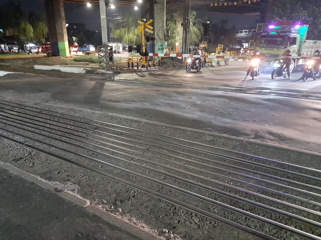 Perlintasan sebidang kereta di dekat Stasiun Grogol rusak
