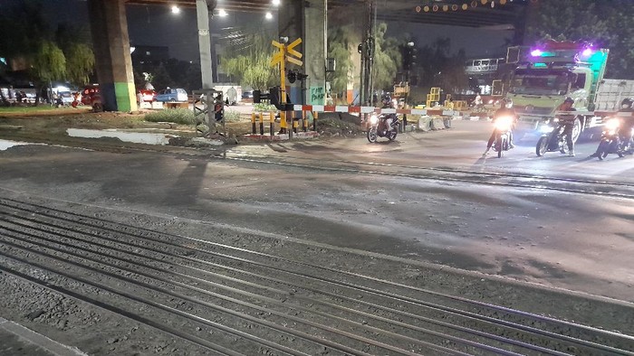 Perlintasan sebidang kereta di dekat Stasiun Grogol rusak