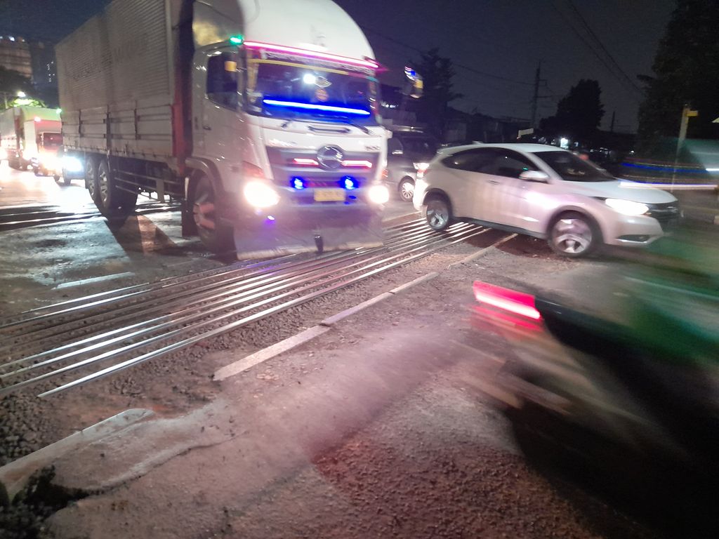 Perlintasan sebidang kereta di dekat Stasiun Grogol rusak