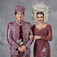 Menggelar pernikahan mewah, Atta Halilintar dan Aurel Hermansyah juga memilih menggunakan adat Minang. Keduanya tampil kompak dengan balutan busana khas Minangkabau berwarna maroon. Tak lupa suntiang pun tampak menghiasi kepala Aurel Hermansyah yang membuat penampilannya semakin menawan. Diketahui bahwa adat Minang sendiri sengaja dipilih karena Atta Halilintar memiliki keturunan Payakumbuh, Sumatera Barat. Foto: Instagram.com/aurelie.hermansyah