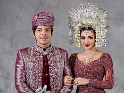 10 Potret Menawan Pernikahan Pasangan Artis Dengan Adat Minang