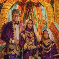 Saat menikah dengan Engku Emran, Laudya Cynthia Bella juga terlihat memilih tampil dengan menggunakan busana adat Minang. Laudya Cynthia Bella dan Engku Emran itu tampil kompak mengenakan busana adat Minang berwarna serba ungu. Laudya Cynthia Bella sendiri diketahui memiliki darah keturunan Minangkabau. Namun sayang pernikahan keduanya tidak bertahan lama dan berujung perceraian. Kini Engku Emran pun sudah kembali menikah lagi. Foto: Instagram.com/laudyacynthiabella