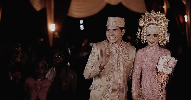 Pasangan artis lain yang juga memilih adat Minang untuk hari pernikahannya adalah Haykal Kamil dan Tantri Namirah. Menikah pada 25 Maret 2017, Tantri tampil cantik dalam balutan busana khas Minang berwarna baby pink, sedangkan sang suami, Haykal Kamil, memilih warna coklat keemasan. Penampilan Tantri Namirah pun semakin menawan dengan suntiang yang menghiasi kepalanya. Foto: bridestory.com