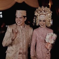 Pasangan artis lain yang juga memilih adat Minang untuk hari pernikahannya adalah Haykal Kamil dan Tantri Namirah. Menikah pada 25 Maret 2017, Tantri tampil cantik dalam balutan busana khas Minang berwarna baby pink, sedangkan sang suami, Haykal Kamil, memilih warna coklat keemasan. Penampilan Tantri Namirah pun semakin menawan dengan suntiang yang menghiasi kepalanya. Foto: bridestory.com
