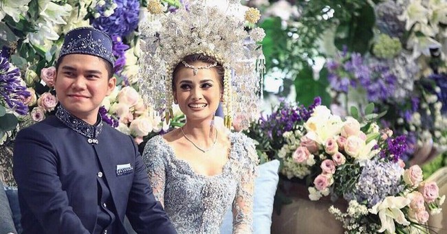 Acha Septriasa resmi dipersunting oleh Vicky Kharisma pada 11 Desember 2016. Karena Acha dan Vicky rupanya sama-sama memiliki darah keturunan Sumatera Barat, maka keduanya pun memilih menikah menggunakan adat Minang. Di hari pernikahannya itu Acha dan Vicky tampil menawan dengan busana khas Minangkabau berwarna biru. Suntiang pun tampak melengkapi penampilan Acha Septriasa. Foto: Instagram.com/septriasaacha