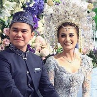 Acha Septriasa resmi dipersunting oleh Vicky Kharisma pada 11 Desember 2016. Karena Acha dan Vicky rupanya sama-sama memiliki darah keturunan Sumatera Barat, maka keduanya pun memilih menikah menggunakan adat Minang. Di hari pernikahannya itu Acha dan Vicky tampil menawan dengan busana khas Minangkabau berwarna biru. Suntiang pun tampak melengkapi penampilan Acha Septriasa. Foto: Instagram.com/septriasaacha