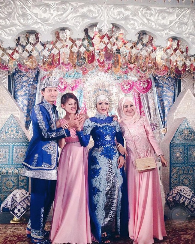 Fedi Nuril dan Vanny Widyasasti memutuskan untuk menikah pada 17 Januari 2016 usai keduanya menjalani proses taaruf. Di hari pernikahannya, pasangan tersebut memilih menggunakan adat Minang. Fedi dan Vanny tampil kompak dalam balutan busana khas Minangkabau berwarna biru. Foto: Instagram.com/calystavannyws