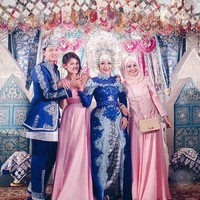 Fedi Nuril dan Vanny Widyasasti memutuskan untuk menikah pada 17 Januari 2016 usai keduanya menjalani proses taaruf. Di hari pernikahannya, pasangan tersebut memilih menggunakan adat Minang. Fedi dan Vanny tampil kompak dalam balutan busana khas Minangkabau berwarna biru. Foto: Instagram.com/calystavannyws