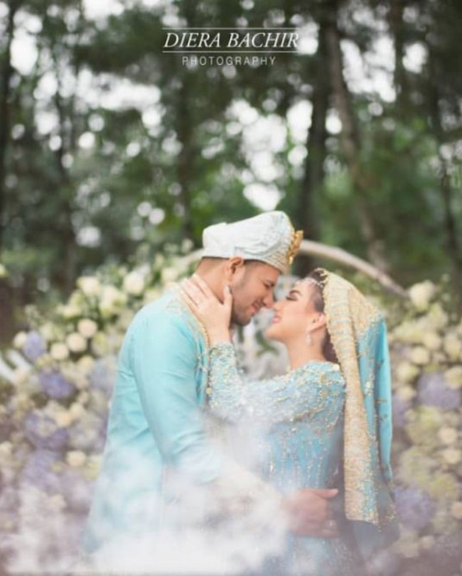 Pasangan Ammar Zoni dan Irish Bella juga memilih menikah dengan menggunakan adat Minang pada 28 April 2019. Keduanya tampil kompak mengenakan busana khas Minang berwarna tosca. Adat Minang sendiri sengaja dipilih lantaran Ammar memiliki keturunan Minangkabau. Foto: Instagram.com/ammarzoni