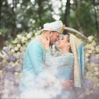 Pasangan Ammar Zoni dan Irish Bella juga memilih menikah dengan menggunakan adat Minang pada 28 April 2019. Keduanya tampil kompak mengenakan busana khas Minang berwarna tosca. Adat Minang sendiri sengaja dipilih lantaran Ammar memiliki keturunan Minangkabau. Foto: Instagram.com/ammarzoni