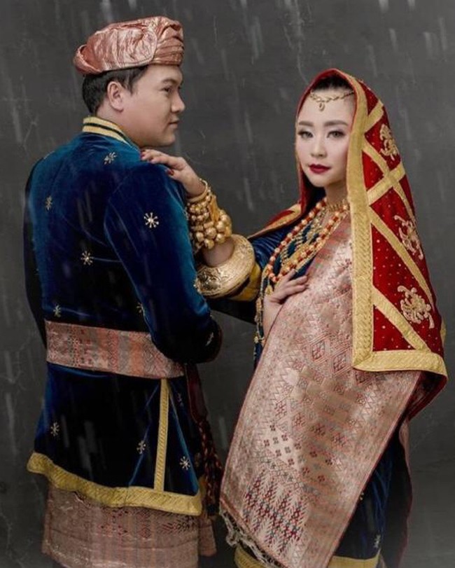 Mantan penyanyi cilik Chikita Meidy juga memilih menggunakan adat Minang di hari pernikahannya. Chikita sendiri menikah dengan Indra Adhitya pada 8 Juli 2018. Penampilan Chikita dan Indra terlihat memukau menggunakan busana adat Koto Gadang berwarna biru tua. Foto: Instagram.com/chikitameidy