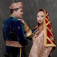 Mantan penyanyi cilik Chikita Meidy juga memilih menggunakan adat Minang di hari pernikahannya. Chikita sendiri menikah dengan Indra Adhitya pada 8 Juli 2018. Penampilan Chikita dan Indra terlihat memukau menggunakan busana adat Koto Gadang berwarna biru tua. Foto: Instagram.com/chikitameidy