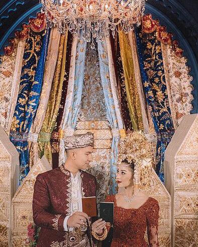 Nikita Willy resmi menikah dengan Indra Priawan pada 16 Oktober 2020. Keduanya juga memilih adat Minang di hari pernikahannya. Nikita dan Indra tampil kompak dan menawan dalam balutan pakaian pengantin khas Minangkabau berwarna maroon. Nikita Willy sendiri diketahui memang memiliki darah keturunan Minangkabau dari orangtuanya. Foto: Instagram.com/nikitawillyofficial94
