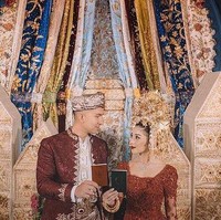 Nikita Willy resmi menikah dengan Indra Priawan pada 16 Oktober 2020. Keduanya juga memilih adat Minang di hari pernikahannya. Nikita dan Indra tampil kompak dan menawan dalam balutan pakaian pengantin khas Minangkabau berwarna maroon. Nikita Willy sendiri diketahui memang memiliki darah keturunan Minangkabau dari orangtuanya. Foto: Instagram.com/nikitawillyofficial94