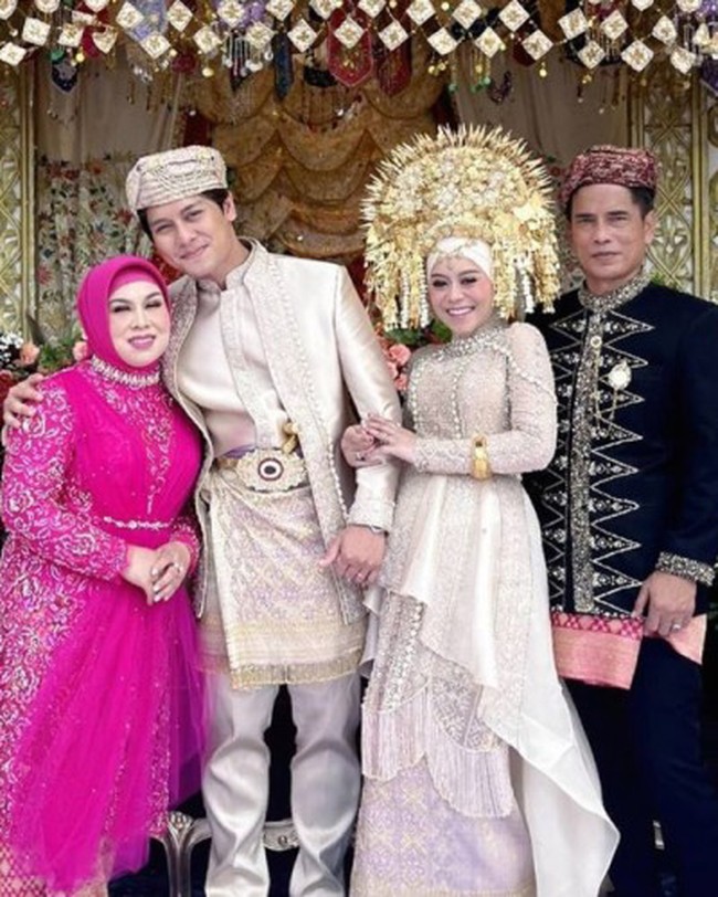 Terakhir ada pasangan Rizky Billar dan Lesti Kejora. Memilih melangsungkan pernikahan secara mewah, keduanya memilih adat Minang. Mengenakan busana pengantin khas Minangkabau berwarna krem, penampilan Lesti terlihat anggun dan memukau. Penampilannya itu semakin lengkap dengan suntiang yang menghiasi kepalanya. Sedangkan Rizky Billar terlihat gagah mengenakan busana pengantin khas Minangkabau. Foto: Instagram.com/ayah_kejora