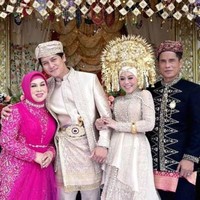 Terakhir ada pasangan Rizky Billar dan Lesti Kejora. Memilih melangsungkan pernikahan secara mewah, keduanya memilih adat Minang. Mengenakan busana pengantin khas Minangkabau berwarna krem, penampilan Lesti terlihat anggun dan memukau. Penampilannya itu semakin lengkap dengan suntiang yang menghiasi kepalanya. Sedangkan Rizky Billar terlihat gagah mengenakan busana pengantin khas Minangkabau. Foto: Instagram.com/ayah_kejora