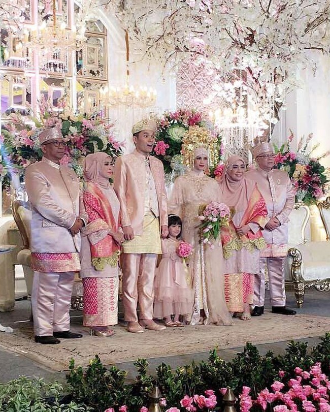 Menikah dengan Nesya Nabila pada tahun 2016, Ben Kasyafani memilih menggunakan adat Minang. Mantan suami Marshanda itu terlihat kompak mengenakan busana serba baby pink dengan pasangan dan keluarganya. Suntiang gadang pun tampak menghiasi kepala dari sang istri, Nesya Nabila. Foto: Instagram.com/nesyanabila