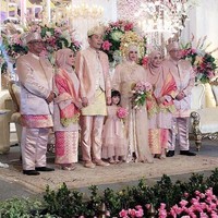 Menikah dengan Nesya Nabila pada tahun 2016, Ben Kasyafani memilih menggunakan adat Minang. Mantan suami Marshanda itu terlihat kompak mengenakan busana serba baby pink dengan pasangan dan keluarganya. Suntiang gadang pun tampak menghiasi kepala dari sang istri, Nesya Nabila. Foto: Instagram.com/nesyanabila