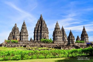Candi Prambanan dan Pertunjukan Sendratari di Panggung Terbuka