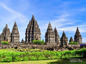 Candi Prambanan dan Pertunjukan Sendratari di Panggung Terbuka