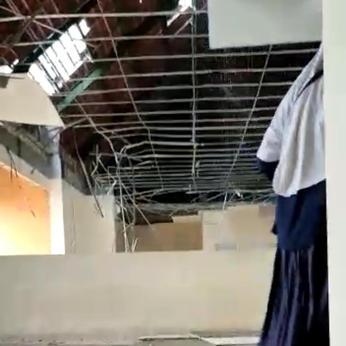 Beredar video plafon gedung IAIN Ponorogo ambrol saat hujan deras. Tak hanya plafon, reklame dan tenda yang berada di depan gerbang IAIN juga roboh.