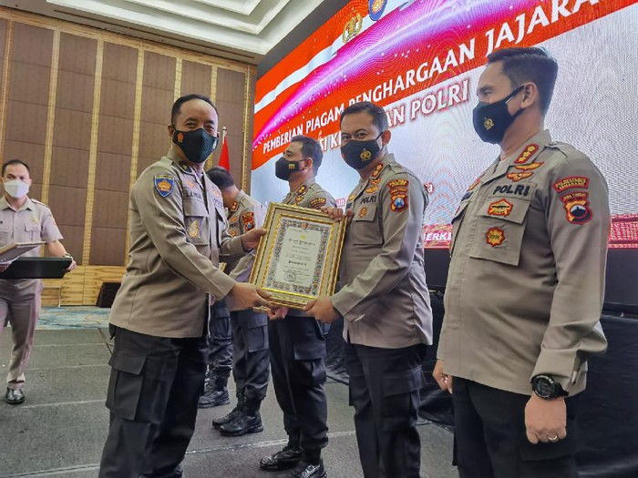 Polres Jombang telah menyalurkan bantuan beras 60 ton kepada masyarakat selama PPKM