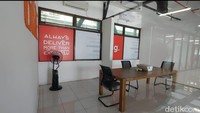 Biasanya, kata pegawai itu, Campuspedia berkantor di tiga ruangan dari ruang utama. Ruangan tersebut berdinding kaca, lengkap dengan meja kayu berukuran 2x1 meter dan 8 kursi.