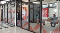 Akan tetapi, ruangan itu kini nampak kosong dan sepi. Terlihat ada satu orang yang sedang duduk dan menatap laptop, namun orang tersebut bukanlah pegawai Campuspedia.
