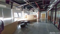 Pegawai Korider tersebut menyebut mengatakan tim Campuspedia biasa bekerja di ruangan tersebut. Sementara pegawai magang menempati kursi panjang yang berada di luar ruangan.