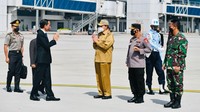 Hadir melepas kunjungan kerja Jokowi Kapolri Jenderal Listyo Sigit Pranowo hingga Mensesneg Pratikno. KSAD Jenderal TNI Andika Perkasa tampak dalam rombongan tersebut.