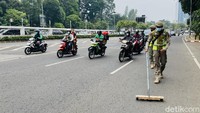 Aksi bersih-bersih ranjau paku ini dilakukan salah satunya di kawasan Jalan Gatot Subroto, Jakarta.