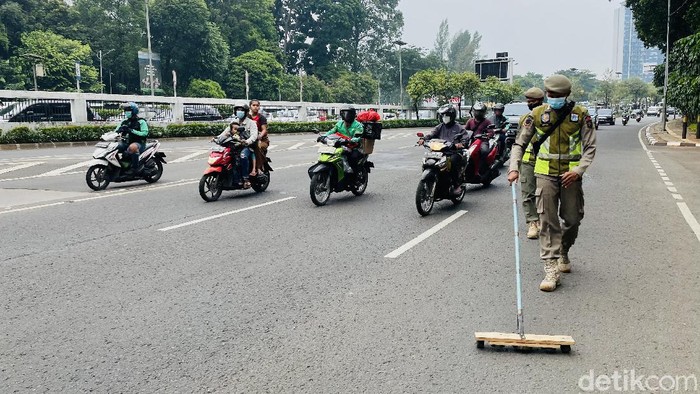 Petugas Satpol PP DKI Jakarta makin menggencarkan operasi pembersihan ranjau paku yang makin meresahkan.