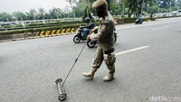 Satpol PP dengan menyiapkan alat-alat khusus membersihkan semua ranjau paku.