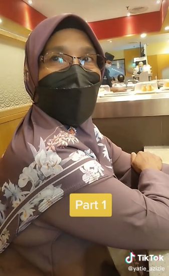 Seorang Ibu di Malaysia diajak oleh sang anak makan sushi di restoran untuk pertama kalinya. Reaksi sang ibu mengundang tawa.