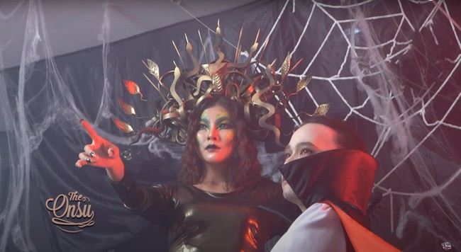 Totalitas abis, Ruben Onsu dan keluarganya itu tampak berdandan seram dan memakai kostum Halloween. Dalam sesi pemotretan pertama, Sarwendah cosplay menjadi Medusa, sedangan Ruben menjadi drakula. Foto: YouTube/The Onsu Family