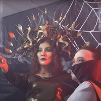 Totalitas abis, Ruben Onsu dan keluarganya itu tampak berdandan seram dan memakai kostum Halloween. Dalam sesi pemotretan pertama, Sarwendah cosplay menjadi Medusa, sedangan Ruben menjadi drakula. Foto: YouTube/The Onsu Family